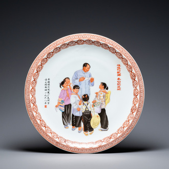 Grand plat en porcelaine de Chine à décor de la Révolution Culturelle figurant Mao entouré d'enfants, signé Zhang Wenchao, daté 1968