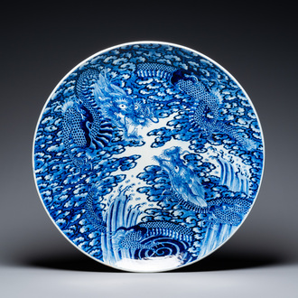 Grand plat exceptionnel en porcelaine Arita de Japon en bleu et blanc à décor de dragons, Meiji, 19ème