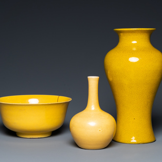 Deux vases et un bol en porcelaine de Chine en jaune monochrome, 20ème