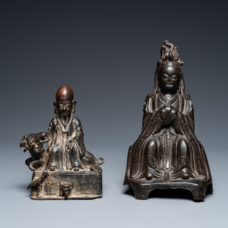 Twee Chinese bronzen sculpturen van Shou Lao en Guanyin, Ming