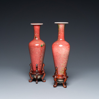 Paire de vases en porcelaine de Chine à émail dit 'fleur de pêche' sur socles en bois, marque de Kangxi, 19ème