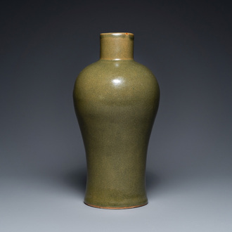 Vase de forme 'meiping' en porcelaine de Chine à émail 'poudre de thé', marque de Qianlong, 19/20ème