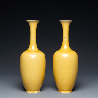 Paire de vases en porcelaine de Chine en jaune monochrome, marque de Kangxi, 20ème