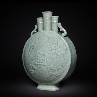 Grand vase de type 'bianhu' à trois cols en porcelaine de Chine de type 'ge' orné d'emblèmes taoïstes, marque et peut-être époque de Yongzheng