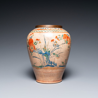 Vase en porcelaine Hizen de Japon décoré de style Kakiemon, Edo, 18ème