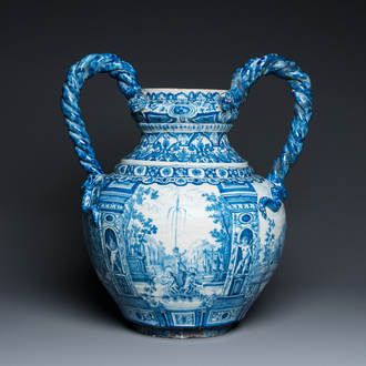 Grand vase en faïence de Delft en bleu et blanc à décor d'un manoir, 1er quart du 18ème