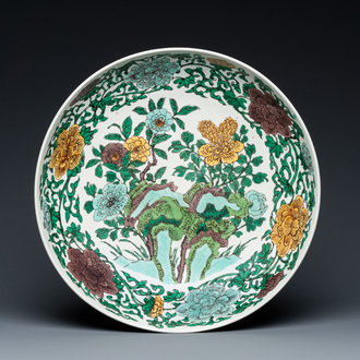 Rare plat en biscuit émaillé sancai à décor d'un dragon de façon anhua, marque et époque de Kangxi