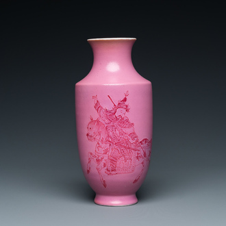 Vase en porcelaine de Chine à décor de Zhao Zilong en rose foncé sur fond rose, marque de Qianlong, 19ème