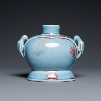 Vase 'aux perroquets' en porcelaine de Chine en bleu de lavande et rouge de cuivre, marque de Yongzheng mais probablement postérieur