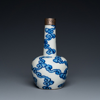 Vase de forme bouteille en porcelaine de Chine 'Bleu de Hue' pour le Vietnam, marque Thọ 壽, 18/19ème