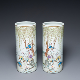 Paire de porte-chapeaux en porcelaine de Chine qianjiang cai, marque de 'Jiangxi Porcelain Company', 20ème