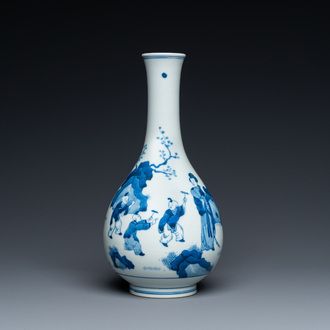 Vase de forme bouteille en porcelaine de Chine en bleu et blanc à décor de garçons jouant et de femmes, marque de Chenghua, Kangxi