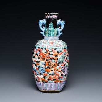 Un vase en porcelaine de Chine famille rose à décor en relief de lions bouddhistes, Chine, marque de Qianlong, 19ème