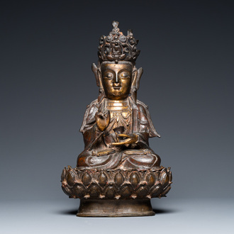 Statue de Guanyin sur trône de lotus en bronze partiellement doré, Chine, Ming
