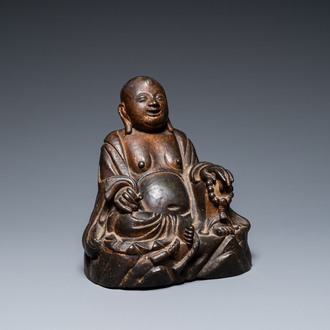 Een Chinese vergulde bronzen Boeddha zittend op een rots, Ming