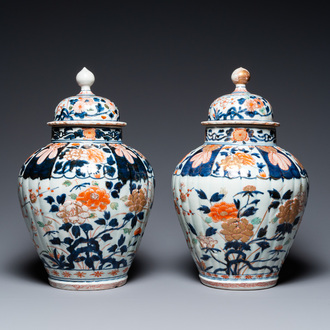 Paire de vases couverts en porcelaine Imari de Japon, Edo, 17/18ème