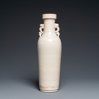 Vase en grès porcelaineux dite 'de Swatow' aux anses en forme de dragons, Chine, époque Transition