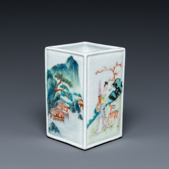 Pot à pinceaux de forme carrée en porcelaine de Chine famille rose, marque de Qianlong, République
