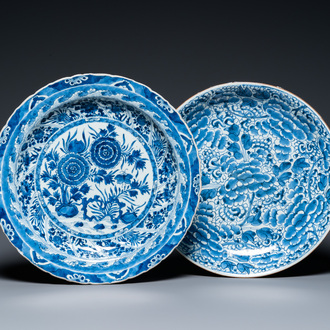 Deux plats en porcelaine de Chine en bleu et blanc, Kangxi