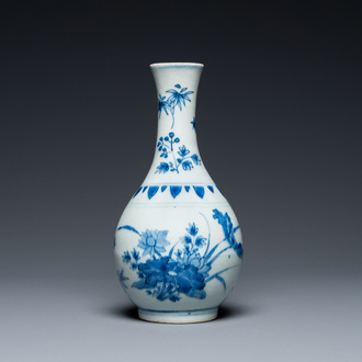 Vase de forme bouteille en porcelaine de Chine en bleu et blanc à décor floral, époque Transition