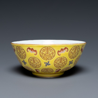 Bol en porcelaine de Chine à décor de chauves-souris et de caractères Shou sur fond jaune, marque de Guangxu, République
