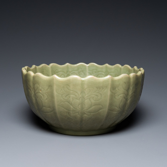 Een grote Chinese Longquan celadon kom met onderglazuur lotusdecor, Ming