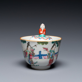 Tasse à figure centrale amovible en porcelaine de Chine famille rose, 19ème