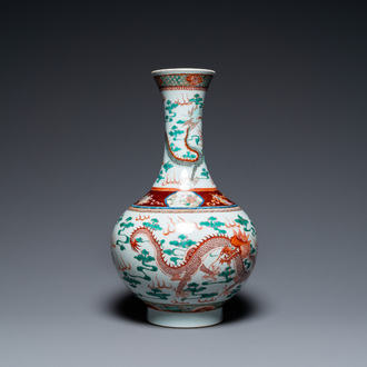 Vase de forme bouteille en porcelaine de Chine famille verte à décor de dragons, marque de Guangxu, 20ème