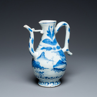 Verseuse en porcelaine de Chine en bleu et blanc à décor d'un pêcheur dans un paysage, époque Transition