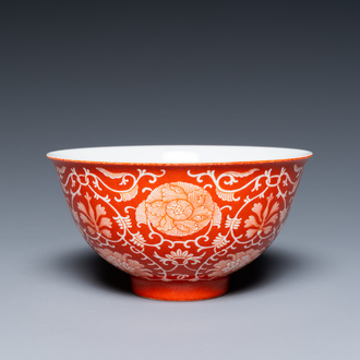 Bol en porcelaine de Chine à décor de rinceaux de lotus sur fond en rouge de corail, marque de Jiaqing, 19/20ème