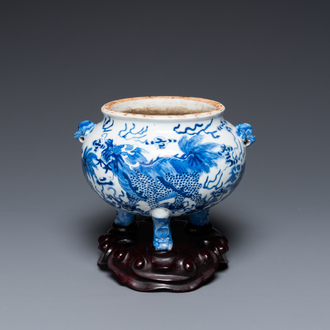 Brûle-parfum tripod en porcelaine de Chine en bleu et blanc à décor d'animaux mythiques, 19ème
