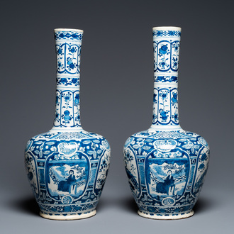 Paire de vases de forme bouteille en faïence de Delft en bleu et blanc, 18ème