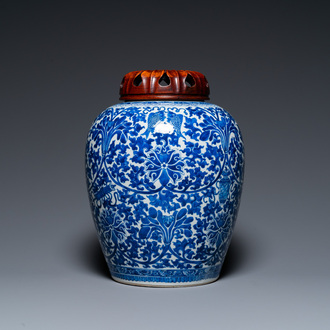 Pot en porcelaine de Chine en bleu et blanc à décor de rinceaux de lotus, 19ème