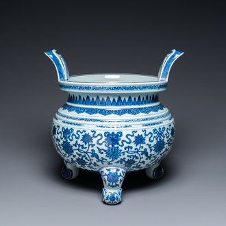 Grand brûle-parfum tripod en porcelaine de Chine en bleu et blanc à décor 'bajixiang' et de rinceaux de lotus, Qianlong