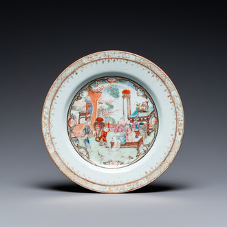 Assiette en porcelaine de Chine famille rose à décor de deux femmes et deux garçons dans un intérieur, Yongzheng/Qianlong