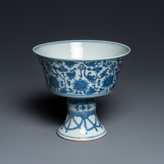 Een Chinese blauw-witte 'Lança' stem cup, Qianlong merk, 19e eeuw