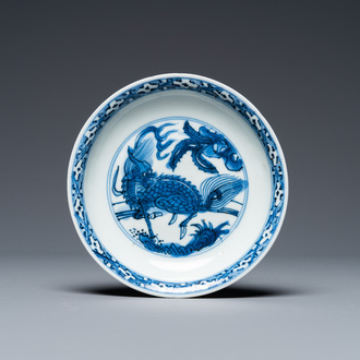 Petite coupe en porcelaine de Chine en bleu et blanc à décor d'un qilin, Jiajing ou Wanli