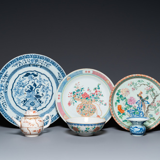 Trois plats, un bol, une théière et un zhadou en porcelaine de Chine famille rose et en bleu et blanc,  18/19ème