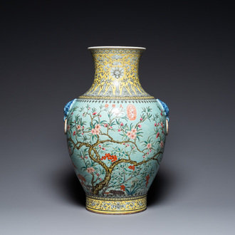 Een grote Chinese Dayazhai-stijl vaas met turquoise fondkleur, Yong Qing Chang Chun merk, 19/20e eeuw