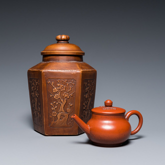 A Chinese Yixing stoneware tea caddy and teapot, 19/20th C.