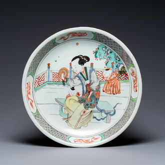 Plat en porcelaine de Chine famille verte figurant une femme et deux garçons jouant, Kangxi