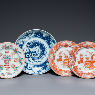 Plat en porcelaine de Chine en bleu et blanc et trois assiettes en rouge de fer et famille rose, 18ème