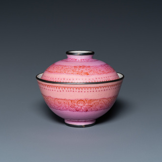 Bol couvert en porcelaine de Chine à fond rose, marque et époque de Qianlong