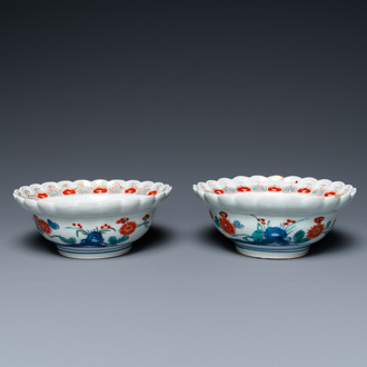 Een paar Japanse Kakiemon kommen met floraal decor, Edo, 17/18e eeuw