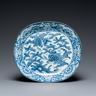 Plat en porcelaine Arita de Japon en bleu et blanc à décor de tortues de mer, Edo, 18ème