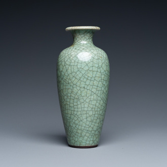 Een Chinese celadon vaas met craquelé glazuur, Qianlong