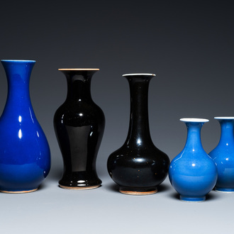 Cinq vases en porcelaine de Chine en bleu et noir monochrome, 19/20ème
