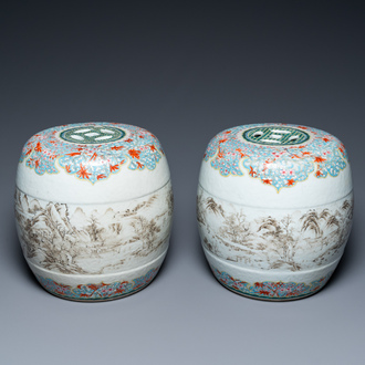Paire de tabourets miniatures en porcelaine de Chine famille rose à décor de paysages en grisaille, Qianlong/Jiaqing