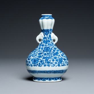 Vase en porcelaine de Chine en bleu et blanc à décor floral de style Ming, probablement Qianlong