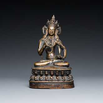 Een Sino-Tibetaanse bronzen Tara met vajra, 17e eeuw